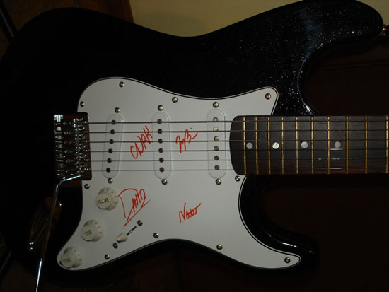 FOO FIGHTERS ELECTRIC GUITAR FULLY SIGNED GENUINE! COA