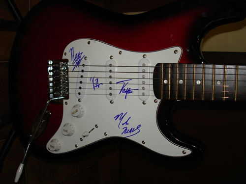 MOTLEY CRUE AUTOGRAPH ELECTRIC GUITAR FULLY SIGNED GENUINE! COA